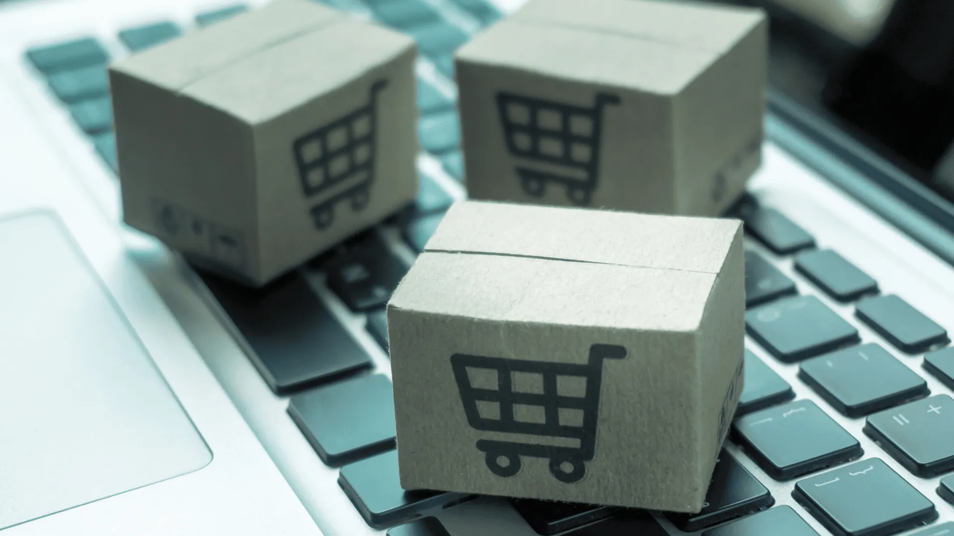 Karton Kisten auf einem Notebook