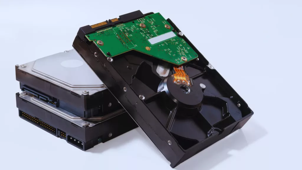 3,5 zoll HDD Festplatte mechanisch auf einem Tisch f&uuml;r RAID Konfigurationen