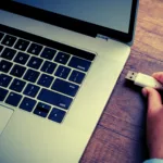 Laptop bei dem ein USB Gerät angeschlossen wird