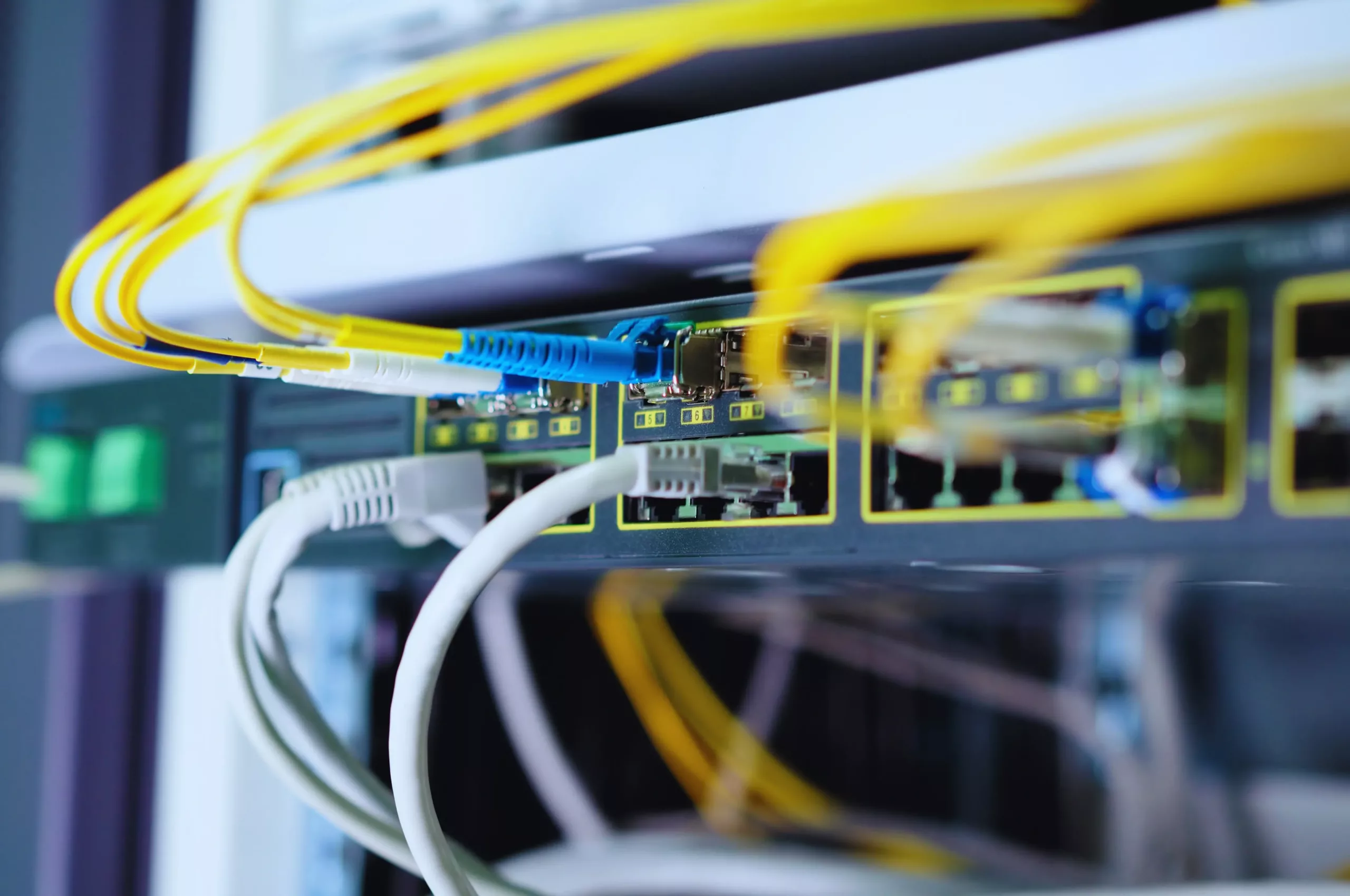 Server Switch mit CAT und Glasfaserkabel