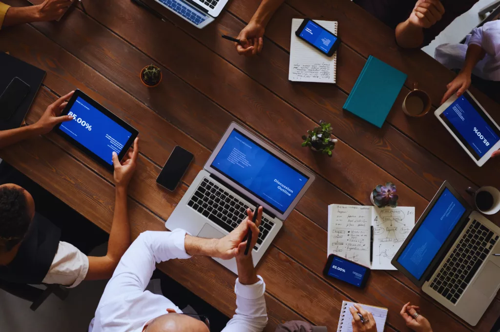 IT Modernisierung Checkliste: Die 8 Schritte um Ihr Unternehmen effektiv zu digitalisieren 3 Consulting Meeting with Notebooks and Tablets at a Table