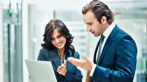 edv-dienstleister-man-consulting-woman