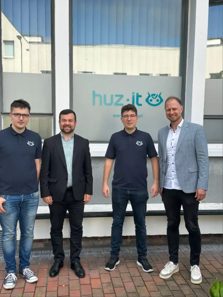 Foto Team huzit GmbH stehen zusammen mit dem Bürgermeister Schwerte und mit dem TWS