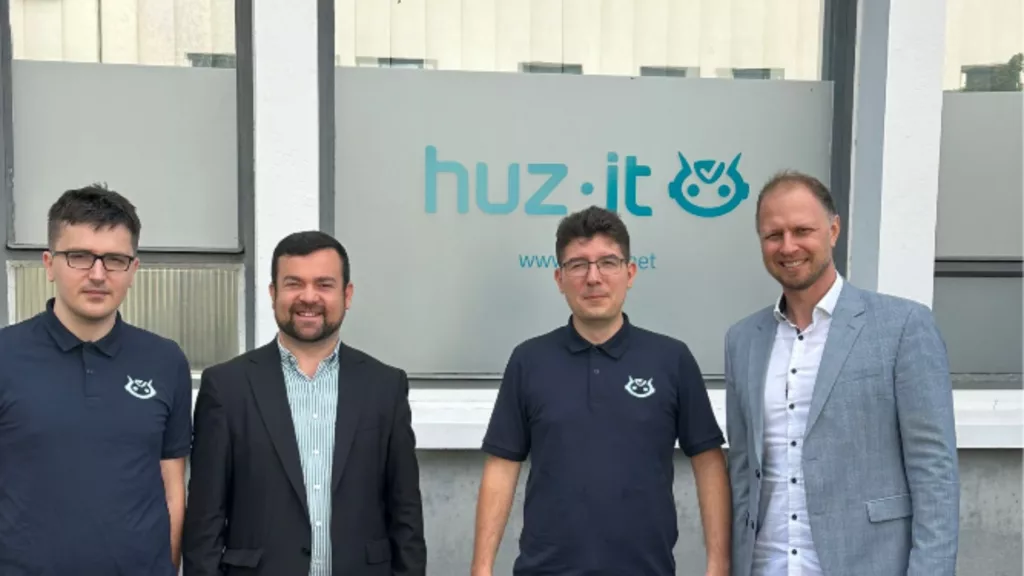 Foto Team huzit GmbH stehen zusammen mit dem Bürgermeister Schwerte und mit dem TWS