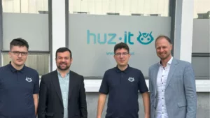 Foto Team huzit GmbH stehen zusammen mit dem Bürgermeister Schwerte und mit dem TWS