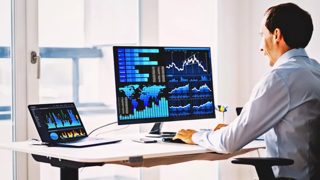 Informationstechnikermeister analysiert das System an einem Rechner