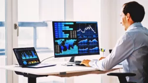 Informationstechnikermeister analysiert das System an einem Rechner