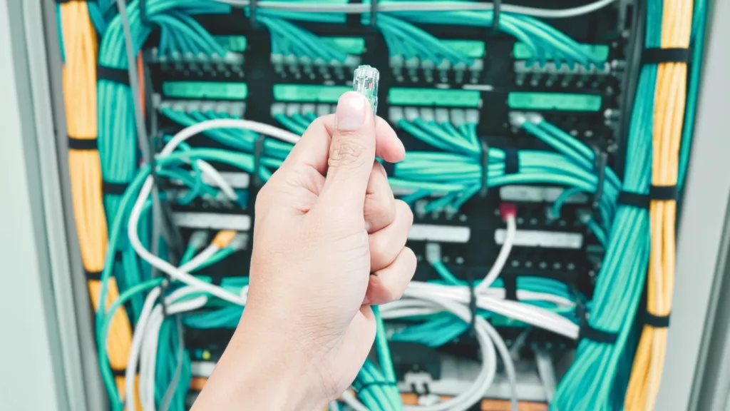 Netzwerkleitung RJ45 wird an einem Netzwerkswitch angeschlossen