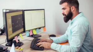 neuer PC Anwender bedient Computer