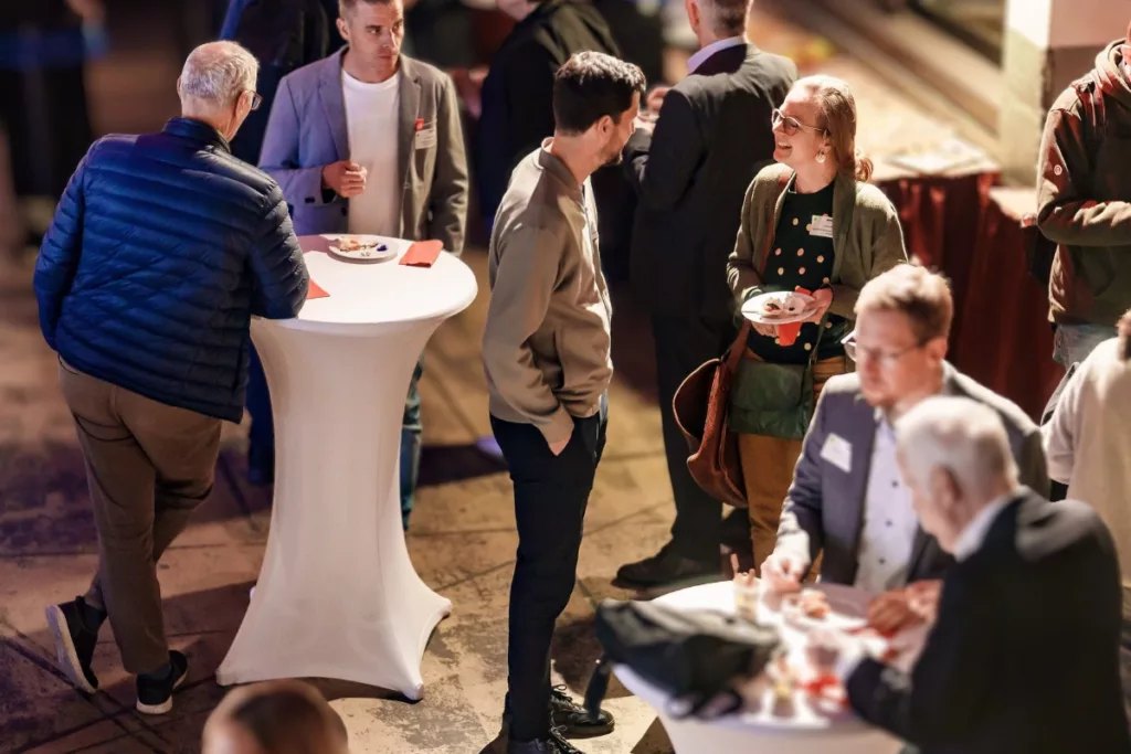 Kreative Intelligenz - Austausch beim Buffet