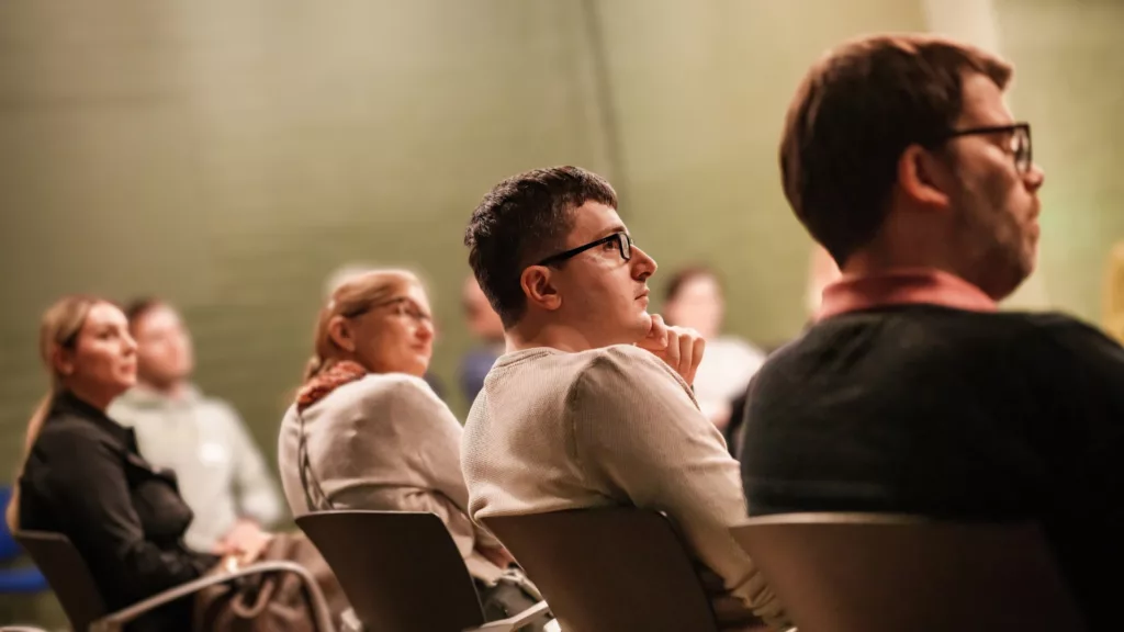 Kreative-Intelligenz-Business-Metropole-Ruhr-huzit-Person-denkt-nach