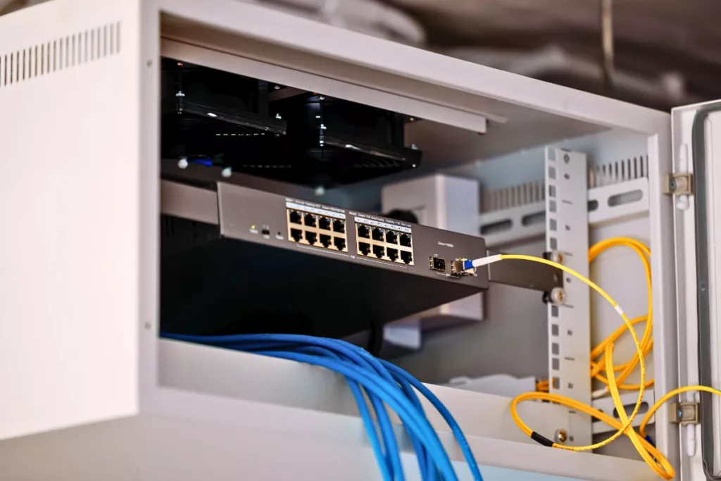 Netzwerkswitch-im-netzwerkschrank