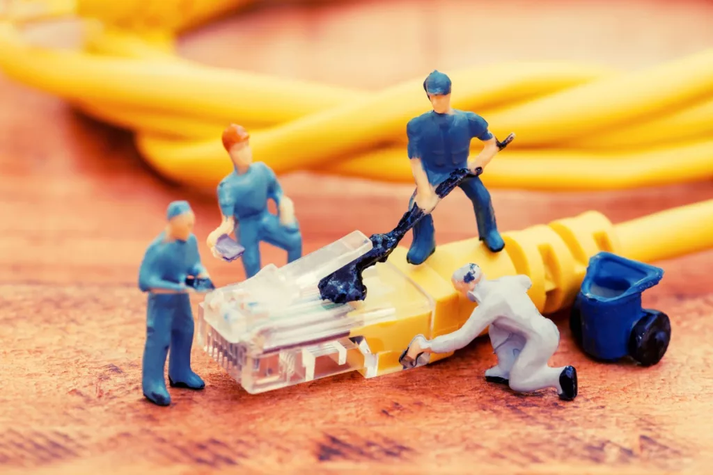 5 Gbit/s &uuml;ber bestehende Netzwerkleitungen realisieren - Personen reinigen eine RJ45 Netzwerkleitung