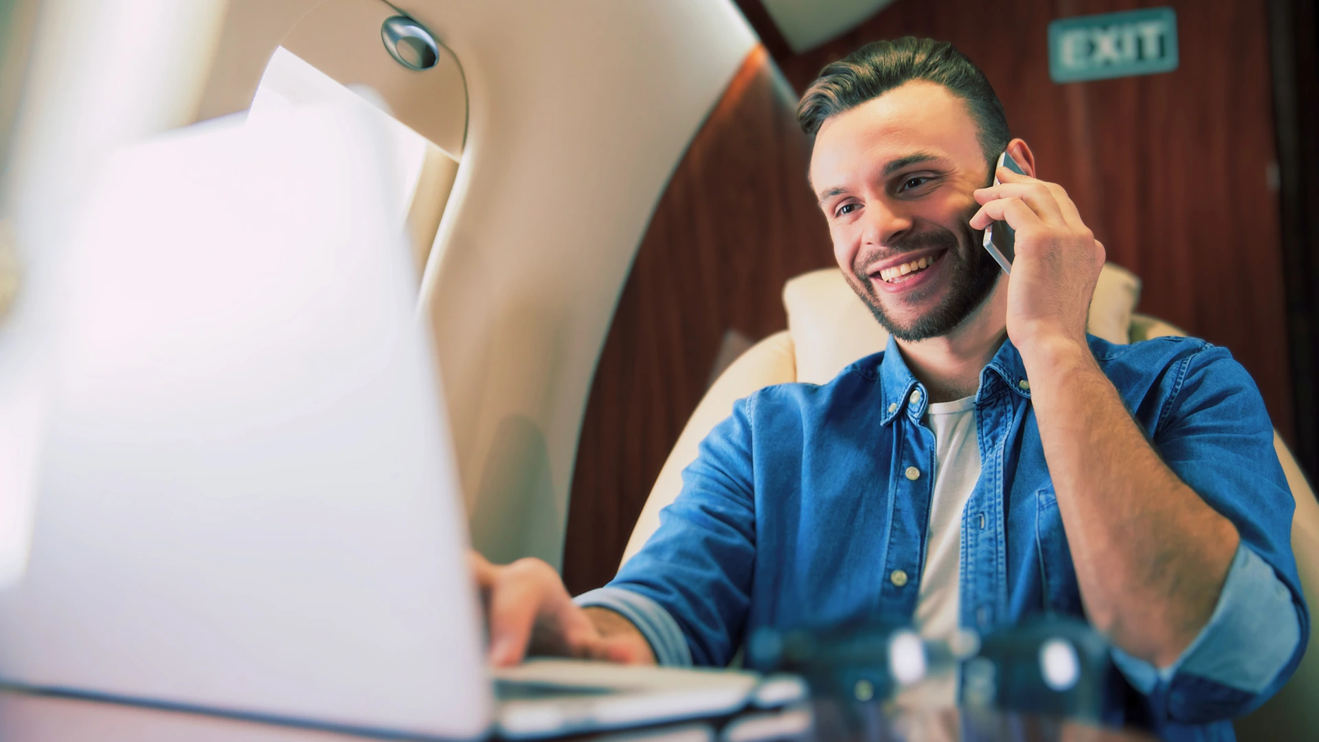 Was sind Managed IT-Services? – Definition kurzgefasst 1 a Person calls a managed IT-Service Provider and is happy with the service