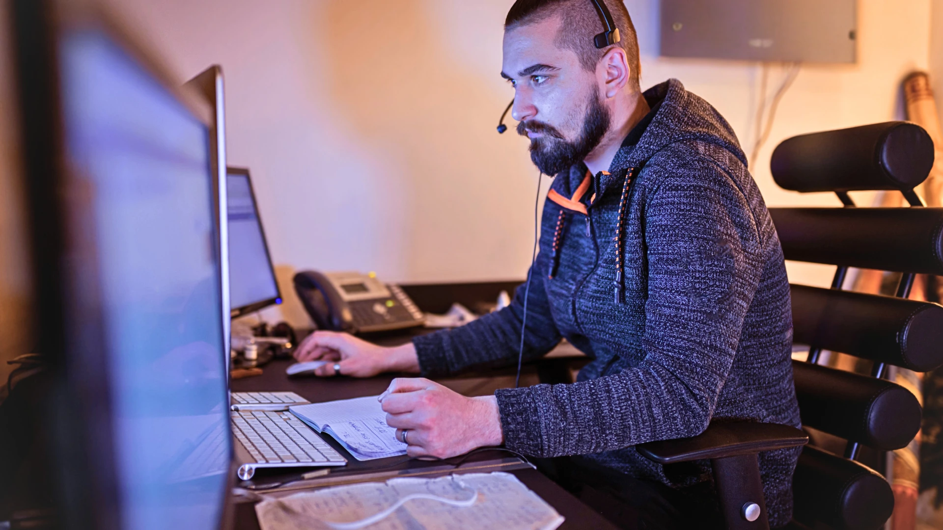 Home Office Technische Ausstattung – Was wird benötigt? 1 Home Office - Person am Arbeitsplatz