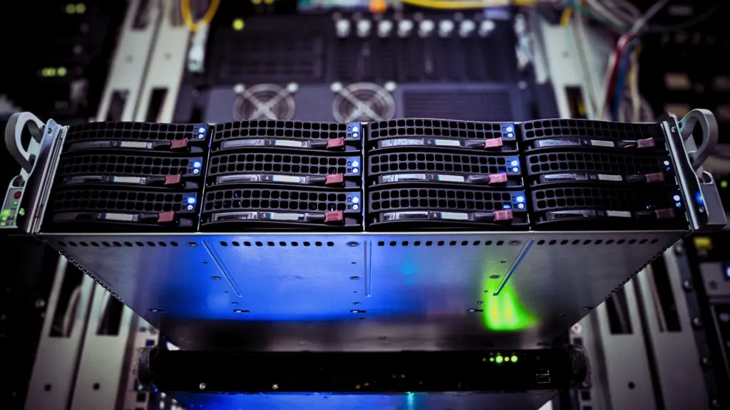 Server schaut aus dem Serverschrank - neuen Server kaufen