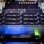 Server schaut aus dem Serverschrank - neuen Server kaufen