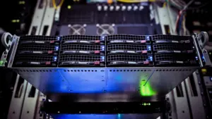 Server schaut aus dem Serverschrank - neuen Server kaufen