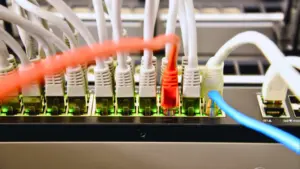 Netzwerkswitch mit CAT Leitungen - Netzwerkmodernisierung Beitragsbild